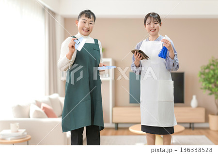 掃除する家族 136338528