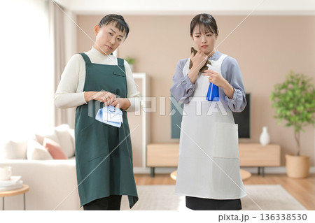 悩む女性二人 136338530