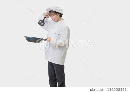 調理するシェフ 136338531