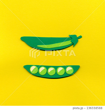 さやえんどう 中身が見える貼り絵風 色画用紙イラスト／背景あり 136338588