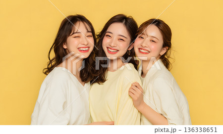 笑顔で肩を寄せ合う日本人女性3人の友情とポジティブなライフスタイル 136338651