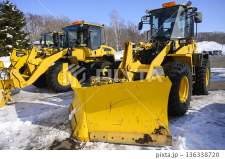 除雪作業に従事する重機 除雪作業に従事する重機 136338720