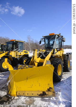 除雪作業に従事する重機 除雪作業に従事する重機 136338721