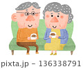 ソファでコーヒーを楽しむ仲の良い高齢者夫婦のイラスト 136338791