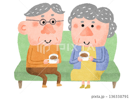 ソファでコーヒーを楽しむ仲の良い高齢者夫婦のイラスト ソファでコーヒーを楽しむ仲の良い高齢者夫婦のイラスト 136338791