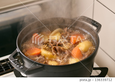 鍋で煮込んだ肉じゃが 136339712