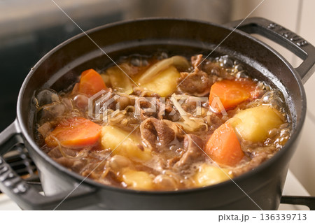 鍋で煮込んだ肉じゃが 136339713