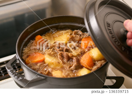 鍋で煮込んだ肉じゃが 136339715
