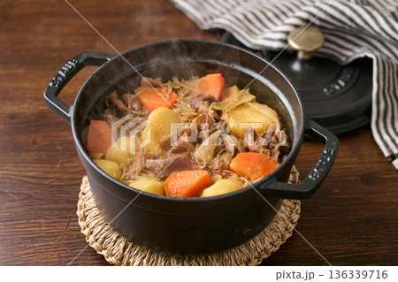 鍋で煮込んだ肉じゃが 136339716