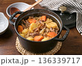 鍋で煮込んだ肉じゃが 136339717
