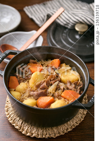 鍋で煮込んだ肉じゃが 136339718