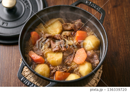 鍋で煮込んだ肉じゃが 鍋で煮込んだ肉じゃが 136339720