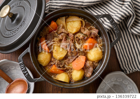 鍋で煮込んだ肉じゃが 136339722