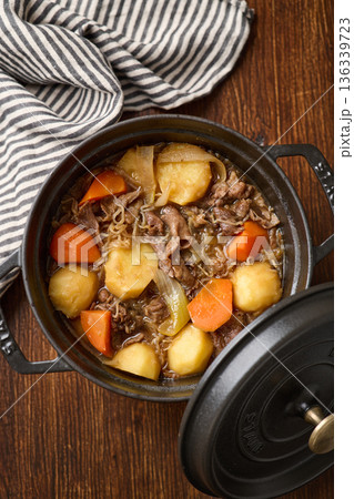 鍋で煮込んだ肉じゃが 136339723