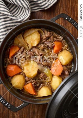 鍋で煮込んだ肉じゃが 136339725