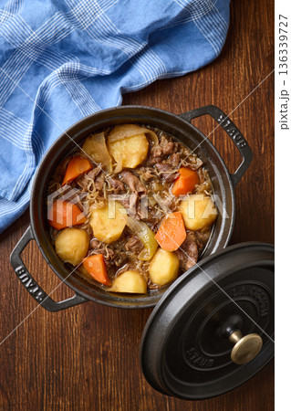 鍋で煮込んだ肉じゃが 136339727