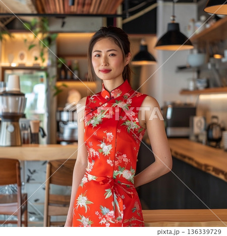 チャイナドレスを着た日本人女性のポートレート 中華料理店やカフェの店員イメージ 136339729