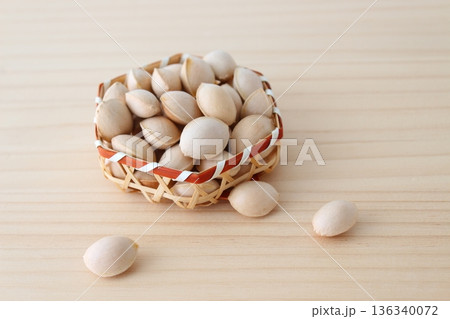 ぎんなんの種　殻付き（物撮り・アップ）【シンプル　ナチュラル　コピースペース】 136340072