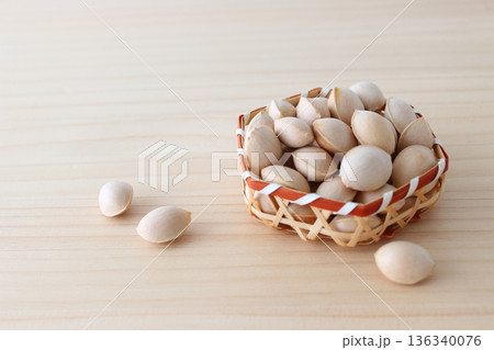 ぎんなんの種　殻付き（物撮り・アップ）【シンプル　ナチュラル　コピースペース】 136340076