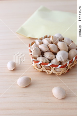 殻付きの銀杏　下処理イメージ（レンジ・封筒）【シンプル　ナチュラル　コピースペース】 136340201