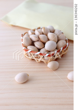 殻付きの銀杏　下処理イメージ（レンジ・封筒）【シンプル　ナチュラル　コピースペース】 136340202