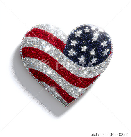星条旗デザインのハート アメリカへの愛と祝祭のシンボル 136340232