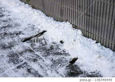 雪が積もった地面 雪 住宅街 2月 【神奈川県】 136340440