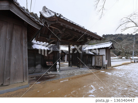 四国遍路の番外霊場。四国別格二十霊場第十五番札所「箸蔵寺」本坊の中門 四国遍路の番外霊場。四国別格二十霊場第十五番札所「箸蔵寺」本坊の中門 136340447
