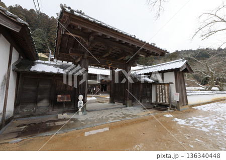 四国遍路の番外霊場。四国別格二十霊場第十五番札所「箸蔵寺」本坊の中門 四国遍路の番外霊場。四国別格二十霊場第十五番札所「箸蔵寺」本坊の中門 136340448