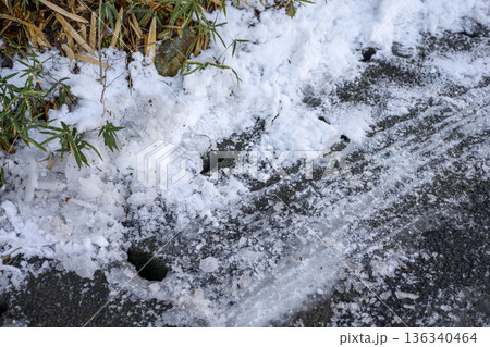 雪が積もった 雪 山道 田舎道 寒波 道路 冬景色 2月 【神奈川県】 雪が積もった 雪 山道 田舎道 寒波 道路 冬景色 2月 【神奈川県】 136340464