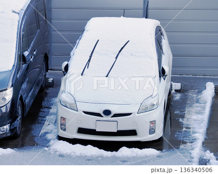 降雪時にワイパーを立てている車 降雪時にワイパーを立てている車 136340506