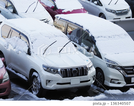 降雪時にワイパーを立てている車 降雪時にワイパーを立てている車 136340507