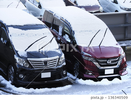 降雪時にワイパーを立てている車 136340509