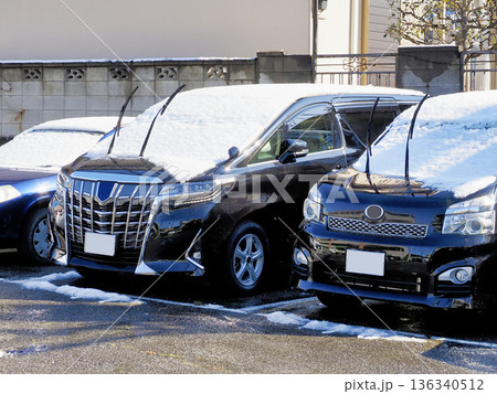 降雪時にワイパーを立てている車 136340512