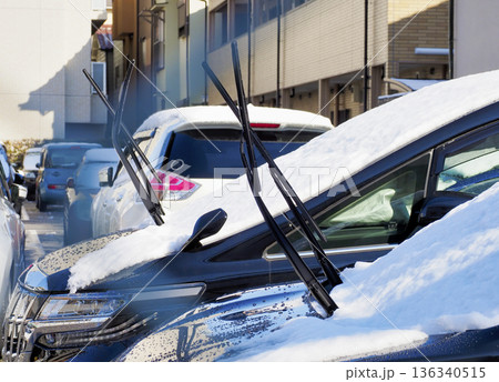 降雪時にワイパーを立てている車 136340515