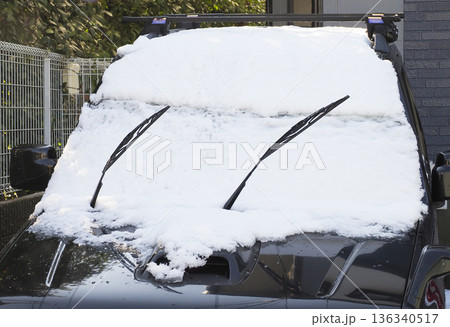 降雪時にワイパーを立てている車 136340517