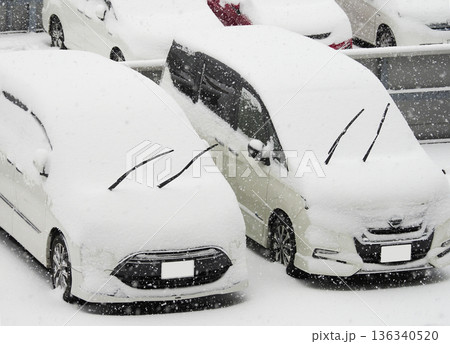 降雪時にワイパーを立てている車 136340520