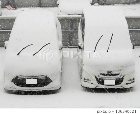 降雪時にワイパーを立てている車 136340521