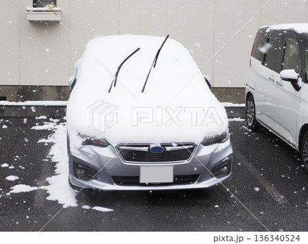 降雪時にワイパーを立てている車 降雪時にワイパーを立てている車 136340524