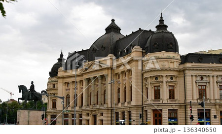 ルーマニア、ブカレスト、ブカレスト大学図書館、大学広場、カロル1世騎馬像 136340650