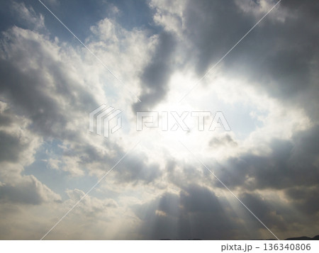 空写真 太陽 コントラスト 136340806