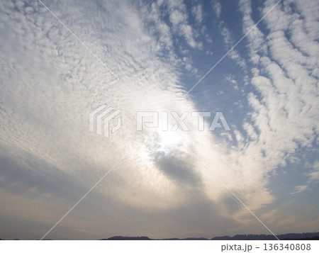 空写真 うろこ雲 夕焼け グラデーション 136340808