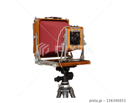 三脚にセットした木製の8×10カメラ 136340853