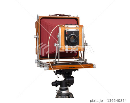 三脚にセットした木製の8×10カメラ 三脚にセットした木製の8×10カメラ 136340854