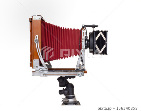 三脚にセットした木製の8×10カメラ 三脚にセットした木製の8×10カメラ 136340855