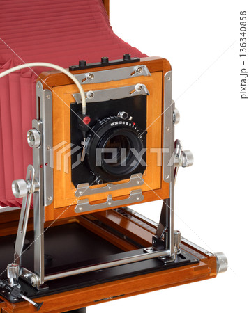 三脚にセットした木製の8×10カメラ 三脚にセットした木製の8×10カメラ 136340858