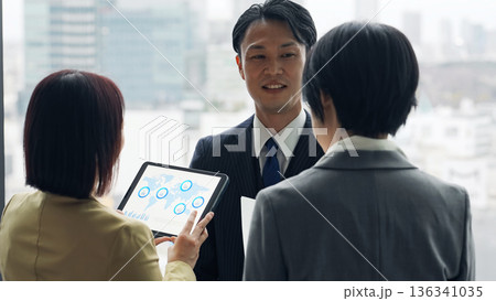 オフィスでインタビューを受ける男性ビジネスパーソン 136341035