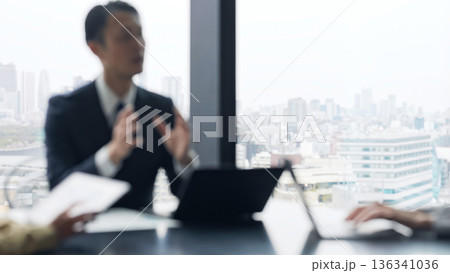 オフィスで会議するビジネスパーソンのグループのぼかしイメージ オフィスで会議するビジネスパーソンのグループのぼかしイメージ 136341036