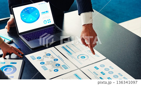 オフィスで会議するビジネスパーソンのグループ 136341097