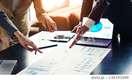 オフィスで会議するビジネスパーソンのグループ 136341098